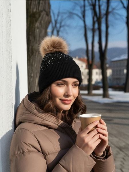 Czapka z pomponem - czarny. Czarne czapki i kapelusze damskie Sinsay, bez wzorów. Za 29.99 zł.