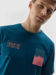 4F T-shirt z nadrukiem męski - turkusowy S. Niebieskie koszulki sportowe męskie 4f, m, z aplikacjami, z bawełny, klasyczne, bez kołnierzyka. W wyprzedaży za 39.99 zł.
