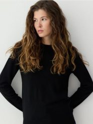 Wełniany sweter z dodatkiem kaszmiru - czarny. Czarne swetry damskie Reserved, l, bez wzorów, z dzianiny, bez kołnierzyka, bez ramiączek, bez kaptura. Za 299.99 zł.