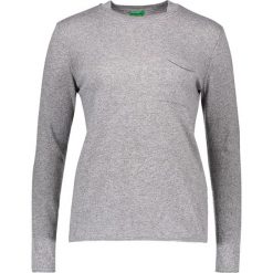 Sweter w kolorze szarym. Szare swetry damskie marki Benetton, z okrągłym kołnierzem. W wyprzedaży za 79.95 zł.