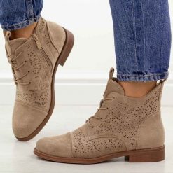 Beżowe zamszowe ażurowe botki damskie S.Barski 8009. Brązowe botki damskie S.BARSKI, na jesień, z jeansu, eleganckie, z okrągłym noskiem, bez obcasa, na obcasie, bez zapięcia. Za 229.00 zł.