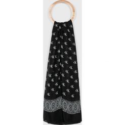 Calvin Klein Jeans - Chusta. Czarne szaliki i chusty damskie Calvin Klein Jeans, z bawełny. Za 179.90 zł.