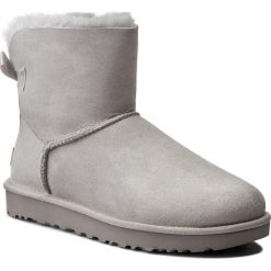 Buty UGG - W Mini Bailey Bow II 1016501 W/Grv. Kozaki damskie marki UGG. W wyprzedaży za 529.00 zł.