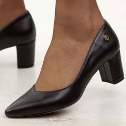 Czarne lico skórzane Polskie czółenka damskie na słupku Prestige 2105 OBL. Czarne czółenka damskie Prestige, bez wzorów, ze skóry, eleganckie, bez obcasa, na słupku, bez zapięcia. W wyprzedaży za 389.67 zł.