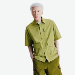 Koszulka z krótkim rękawem męska z seersuckera. Koszule męskie Decathlon, m, bez wzorów, z materiału, bez kołnierzyka, bez ramiączek. Za 149.99 zł.