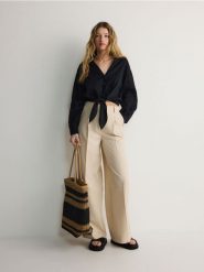 Koszula z tkaniny ramia - czarny. Czarne koszule damskie Reserved, l, bez wzorów, z bawełny, bez kołnierzyka, bez ramiączek. W wyprzedaży za 45.99 zł.