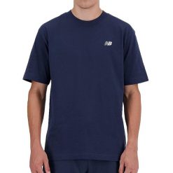 Koszulka T-shirt Unisex Sport Essentials z małym logo, granatowa, XL. Niebieskie koszulki sportowe męskie New Balance, xl, bez wzorów, z bawełny, klasyczne, bez kołnierzyka. Za 191.00 zł.
