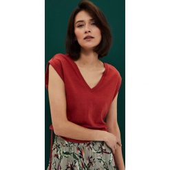 Bawełniana bluzka ze ściągaczem rubinowa. Czerwone bluzki damskie MOODO, m, bez wzorów, z bawełny, bez kołnierzyka, bez ramiączek. W wyprzedaży za 15.49 zł.