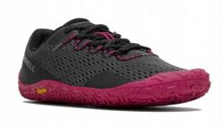 Buty biegowe dla kobiet Merrell Vapro Glove 6. Czerwone obuwie sportowe damskie Merrell, bez wzorów, z materiału, do biegania. Za 634.00 zł.