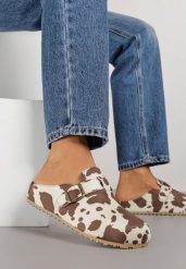 Brązowe Klapki Mule w Krowie Łaty z Imitacji Zamszu z Paskiem ze Sprzączką Anavitta. Brązowe klapki damskie Renee, z aplikacjami, z jeansu, boho, bez obcasa, na płaskiej podeszwie. Za 79.99 zł.