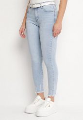 Jasnoniebieskie Jeansy o Dopasowanym Kroju z Efektem Push Up i Przetarciami Talzeri. Niebieskie jeansy damskie Born2be. Za 109.99 zł.