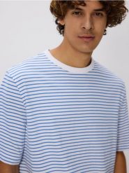 T-shirt relaxed fit - biały. Białe t-shirty męskie Reserved, l, bez wzorów, z bawełny, bez kołnierzyka. W wyprzedaży za 35.99 zł.