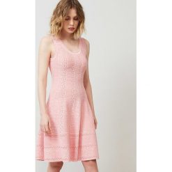 Sukienka w kolorze brzoskwiniowym. Sukienki damskie Rodier, klasyczne, z okrągłym kołnierzem. W wyprzedaży za 304.95 zł.