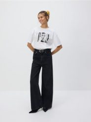 T-shirt Marilyn Monroe - biały. Białe t-shirty damskie Reserved, l, bez wzorów, z bawełny, bez kołnierzyka. W wyprzedaży za 39.99 zł.