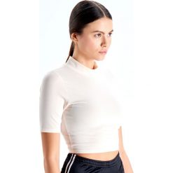 Krótka bluzka z półgolfem - Kremowy. Bluzki damskie Cropp. Za 29.99 zł.