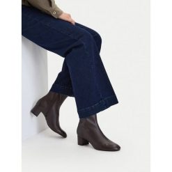 Botki GINO ROSSI. Brązowe botki damskie Gino Rossi, bez obcasa, na słupku, bez zapięcia. Za 349.99 zł.