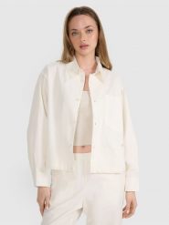 4F Koszula oversize z kołnierzykiem damska - biała XXL. Białe koszule damskie 4f, xs, bez wzorów, z bawełny, eleganckie, bez kołnierzyka, bez ramiączek. W wyprzedaży za 99.99 zł.