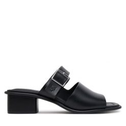 Klapki Calvin Klein Jeans. Czarne klapki damskie Calvin Klein Jeans, bez wzorów, z jeansu, bez obcasa. Za 259.99 zł.
