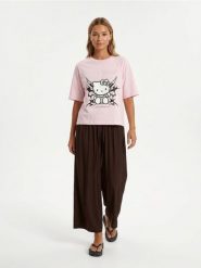 Bawełniana koszulka z nadrukiem i dżetami Hello Kitty - różowy. Czerwone t-shirty damskie Sinsay, l, bez wzorów, z bawełny, bez kołnierzyka. Za 39.99 zł.