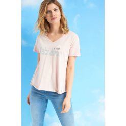 T-shirt oversize z napisem. T-shirty damskie marki Orsay. Za 19.99 zł.