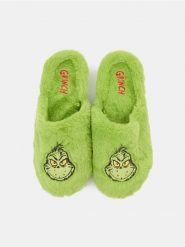 Kapcie ze sztucznym futerkiem Grinch - zielony. Zielone kapcie damskie Sinsay, bez wzorów. Za 35.99 zł.