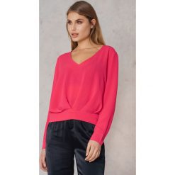 Qontrast X NA-KD Bluzka z dekoltem V - Pink. Bluzki damskie marki Qontrast X NA-KD. W wyprzedaży za 48.58 zł.