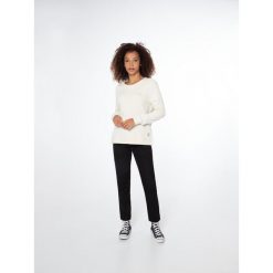 Bluza damska Protest NXGCAMELLE sweatshirt. Białe bluzy sportowe damskie Protest, bez wzorów, bez kaptura, na fitness i siłownię. W wyprzedaży za 121.50 zł.