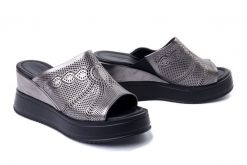 ARTIKER RELAKS 54C0386 srebrny, klapki damskie. Szare klapki damskie Artiker Relaks, bez wzorów, ze skóry, bez obcasa, na koturnie. Za 174.93 zł.