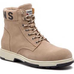 Kozaki TOMMY JEANS - Suede Boot EM0EM00235 Desert Sand 932. Kozaki męskie marki Tommy Jeans. W wyprzedaży za 359.00 zł.