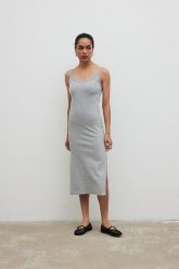 Sukienka na ramiączkach z prążkowanej dzianiny w kolorze GREY MELNAGE- CARMEN-M/L. Szare sukienki damskie Marsala, l, bez wzorów, z bawełny, bez kołnierzyka, bez ramiączek, midi. W wyprzedaży za 153.93 zł.