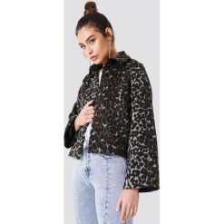 NA-KD Trend Krótka kurtka z nadrukiem - Brown,Multicolor. Brązowe kurtki damskie NA-KD Trend, z nadrukiem, z bawełny. Za 323.95 zł.