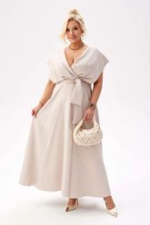 Elegancka beżowa sukienka Flavia na wesele PLUS SIZE XXL. Brązowe sukienki damskie Moda Size Plus Iwanek, na imprezę, plus size, bez wzorów, z elastanu, eleganckie, bez kołnierzyka, plus size, bez ramiączek, mini, kopertowe. Za 429.90 zł.