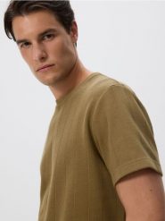 T-shirt regular ze strukturalnej dzianiny - jasnozielony. Zielone t-shirty męskie Reserved, l, bez wzorów, z bawełny, bez kołnierzyka. W wyprzedaży za 65.99 zł.