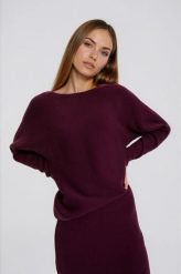 Sweter o nietoperzowym fasonie burgundowy. Czerwone swetry damskie MOODO, l, bez wzorów, z poliamidu, bez kołnierzyka, bez ramiączek, bez kaptura. Za 139.99 zł.
