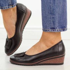 Czarne czółenka damskie na koturnie Potocki 12791. Czarne czółenka damskie POTOCKI, z aplikacjami, z materiału, biznesowe, z okrągłym noskiem, bez obcasa, na koturnie, bez zapięcia. Za 189.00 zł.