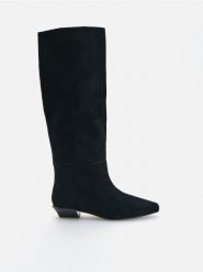 Kozaki ze skóry naturalnej - czarny. Czarne kozaki damskie Reserved, ze skóry, bez obcasa. Za 359.99 zł.