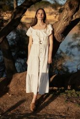 Letnia sukienka midi z paskiem biała. Białe sukienki damskie MOODO, na lato, l, bez wzorów, bez kołnierzyka, bez ramiączek, midi. W wyprzedaży za 43.99 zł.