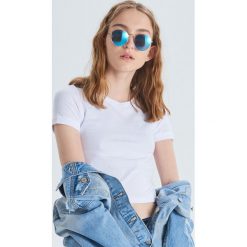 Krótka koszulka basic - Biały. T-shirty damskie marki Cropp. Za 24.99 zł.