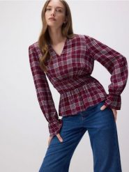 Bluzka z wiskozy w kratę - burgundowy. Czerwone bluzki damskie Reserved, l, bez wzorów, z wiskozy, bez kołnierzyka, bez ramiączek. W wyprzedaży za 79.99 zł.
