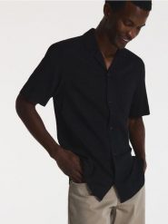 Koszula regular fit z wiskozy - czarny. Czarne koszule męskie Reserved, l, bez wzorów, z wiskozy, bez kołnierzyka, bez ramiączek. W wyprzedaży za 49.99 zł.