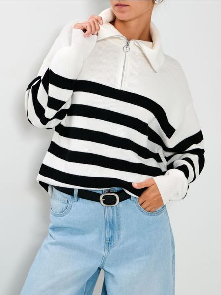 Sweter w paski - biały. Białe swetry damskie Sinsay, l, bez wzorów, bez kołnierzyka, bez ramiączek, bez kaptura. Za 69.99 zł.