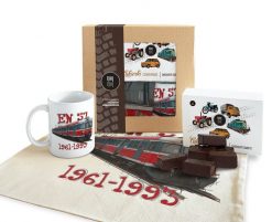 EN57 Regio — paczka (Zawartość paczki: koszulka - torba - kubek - słodycze; Rozmiar koszulki / bluzy: XL (damska); Kolor koszulki / bluzy: jasnoszary. Szare bluzy damskie nikiniki, s, bez wzorów, z bawełny, bez kaptura. Za 169.00 zł.