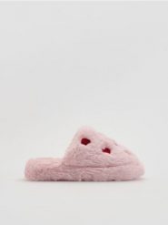 Miękkie kapcie z motywem serca - pastelowy róż. Czerwone kapcie damskie Reserved, bez wzorów. Za 89.99 zł.