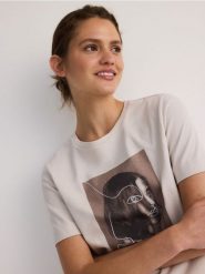 T-shirt z nadrukiem - beżowy. Brązowe t-shirty damskie Reserved, l, bez wzorów, z bawełny, bez kołnierzyka. W wyprzedaży za 39.99 zł.