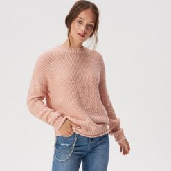 Sweter o ryżowym splocie - Różowy. Czerwone swetry damskie Sinsay, l, bez wzorów, ze splotem, bez kołnierzyka, bez ramiączek, bez kaptura. Za 49.99 zł.