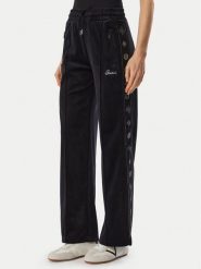 Guess Spodnie dresowe V6BB10 K6303 Czarny Regular Fit. Czarne spodnie dresowe damskie Guess, m, z aplikacjami, z dresówki. Za 434.99 zł.