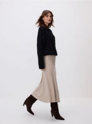 Sweter ze stójką - czarny. Czarne swetry damskie Reserved, l, bez wzorów, z dzianiny, bez kołnierzyka, bez ramiączek, bez kaptura. Za 279.99 zł.