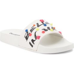 Klapki DESIGUAL - Slide Candy 18SSHP54 1000. Białe klapki damskie Desigual, ze skóry ekologicznej. W wyprzedaży za 119.00 zł.