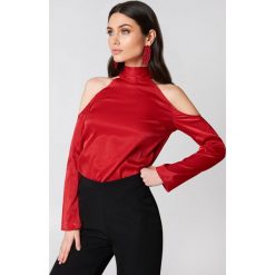 Hannalicious x NA-KD Bluzka z wycięciami na ramionach - Red. Bluzki damskie marki Hannalicious x NA-KD. W wyprzedaży za 48.58 zł.
