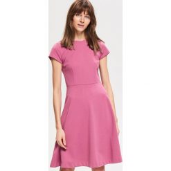 Rozkloszowana sukienka - Różowy. Sukienki damskie marki Reserved. Za 119.99 zł.